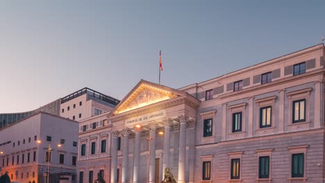 Zeitraffer-Der-Fassade-Des-Spanischen-Abgeordnetenkongresses-In-Madrid-Während-Des-Sonnenuntergangs,-Blaue-Stunde,-Spanisches-Parlamentsgebäude,-Congreso-De-Los-Diputados