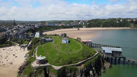 estación de botes salvavidas tenby y castillo de pembrokeshire, gales, imágenes aéreas de 4k