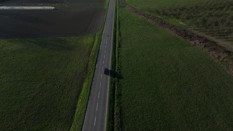 Carretera-Que-Se-Desplaza-Hacia-Arriba-Para-Revelar-La-Pintoresca-Ciudad-De-Gabiano,-En-La-Ladera-De-Una-Colina,-Italia.