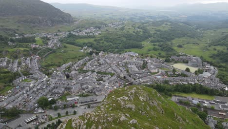 Festiniog-Fronts-Wales-4k-Luftaufnahmen-Stadt-Enthüllen-über-Hügel