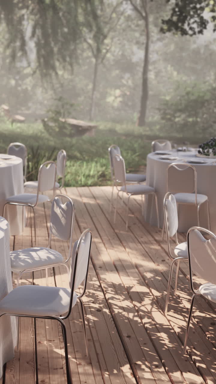 elegante recepción de bodas al aire libre en un jardín de niebla