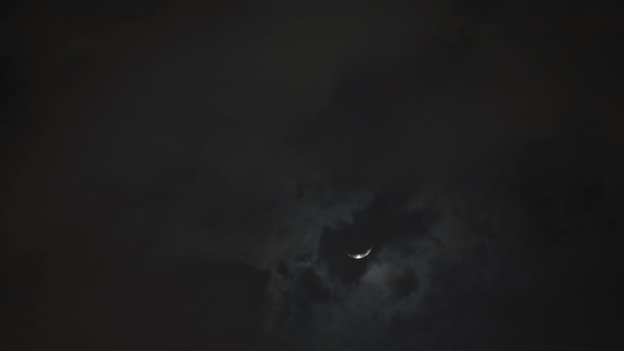 fondo del cielo nocturno con luna, nubes y estrellas lapso de tiempo
