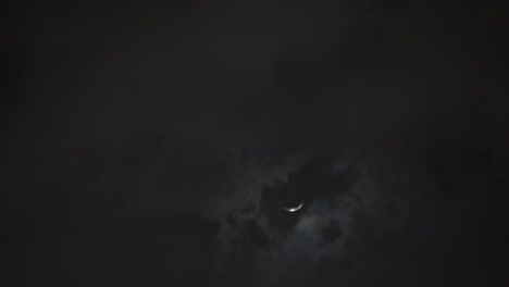 nachthimmel-hintergrund mit mond, wolken und sternen