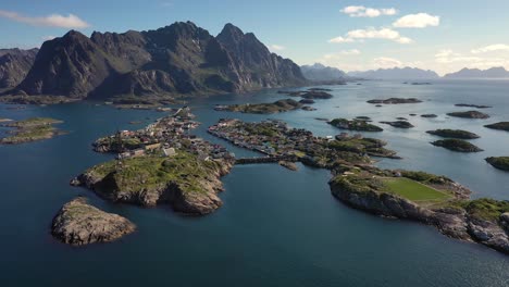 henningsvaer lofoten es un archipiélago en el condado de nordland, noruega.