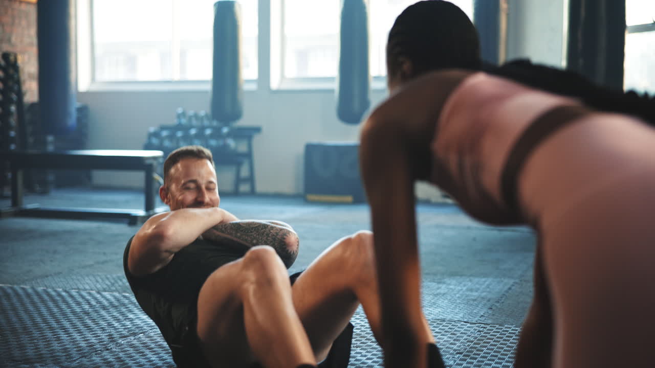apoyo entrenador, sentarse y el hombre haciendo ejercicio
