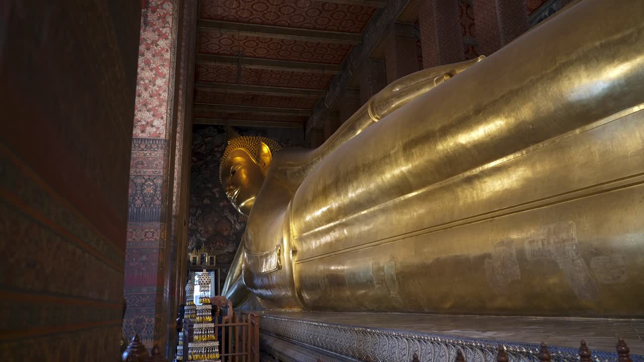 cámara lenta que establece la toma de la estatua dorada de wat pho buddha en bangkok