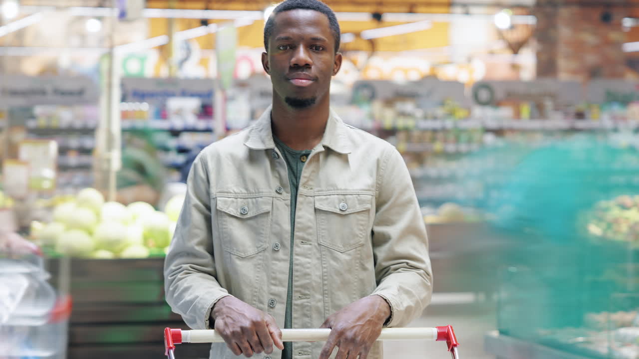 Uomo che fa shopping al supermercato