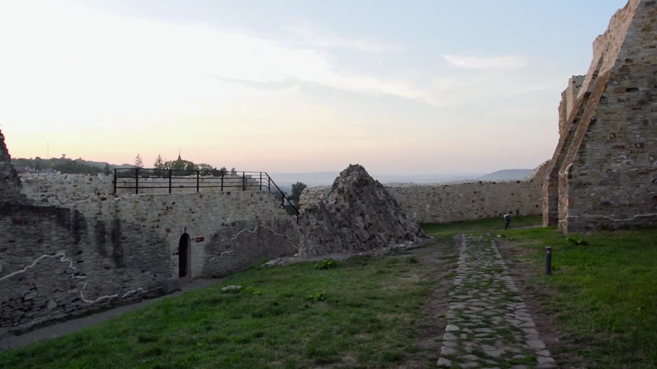 dentro de los muros de la fortaleza de suceava
