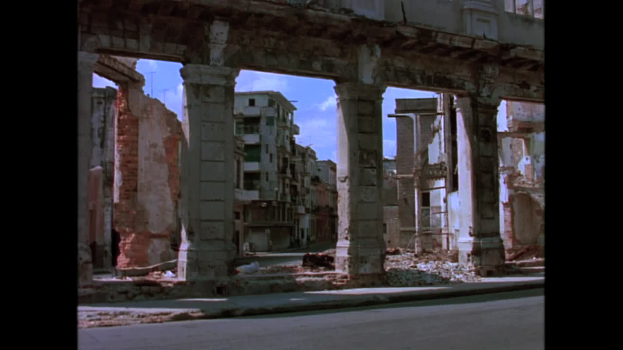 오래된 낡은 건물은 1980년대 쿠바 하바나의 모든 곳에서 발견됩니다.