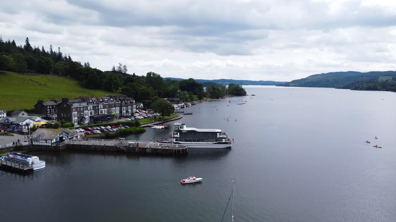 Feri pesiar danau penumpang meninggalkan dermaga di Marina Waterhead, Ambleside, Lake District