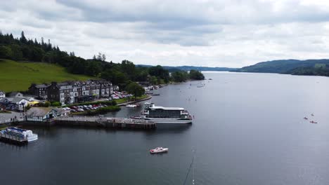 Passenger-lake-cruise-ferry-leaving-dock-at-Waterhead-Marina,-Ambleside,-Lake-District