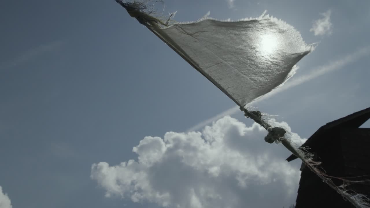 햇빛에 맞서 우크라이나에서 러시아 군인들이 건물 근처에 있는 밧줄에 흰 깃발을 올렸다