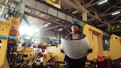 trabajador con casco posando en interiores