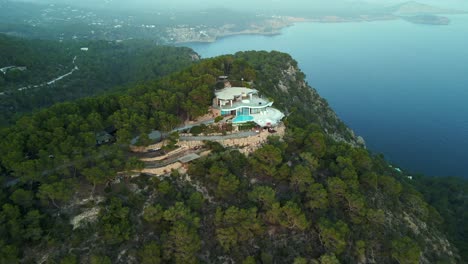 drug lord, manor house