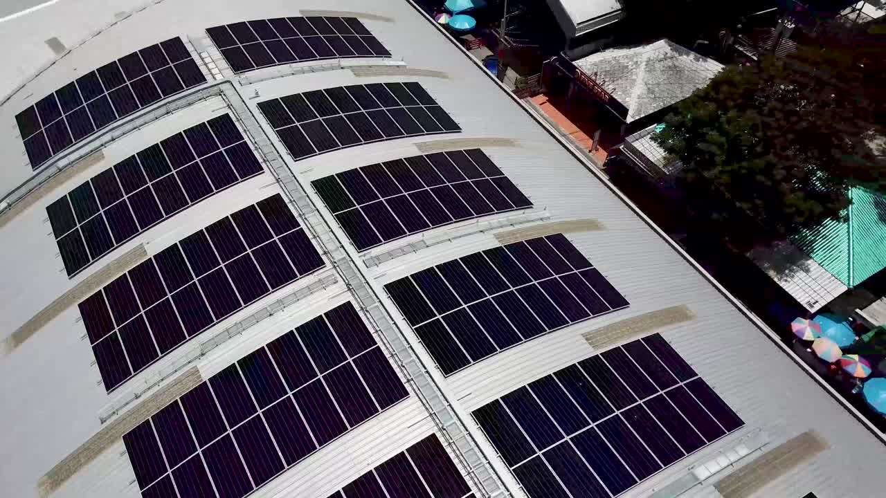 vista aérea de paneles solares en el techo de un edificio moderno
