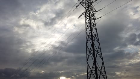 torres de transmisión eléctrica en la hermosa puesta de sol