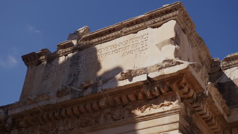 edificio de piedra en éfeso con texto griego