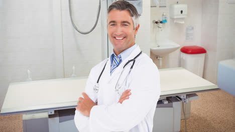 animación de un médico caucásico sonriente con un estetoscopio sobre la habitación del cirujano