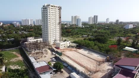 Toma-De-Drones-Del-Proyecto-De-Construcción-De-Apartamentos-En-Juan-Dolio,-República-Dominicana,-Estilo-De-Vida-Turístico