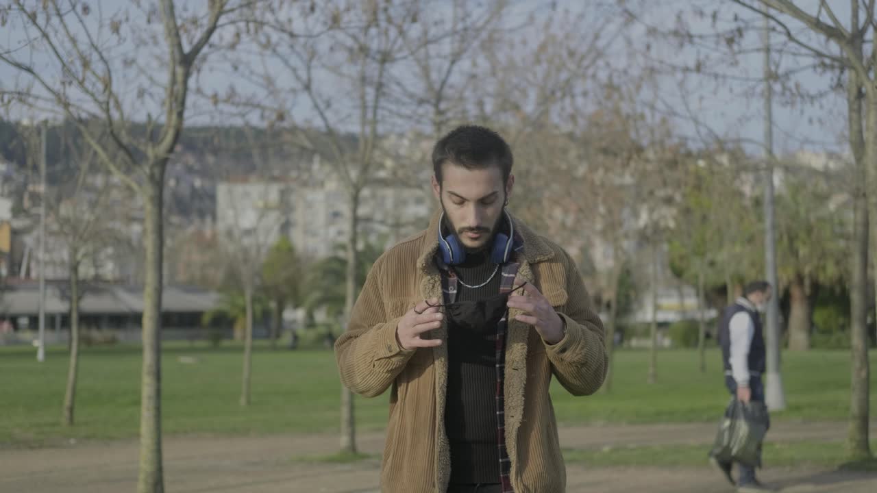 hombre enmascarado debido al coronavirus