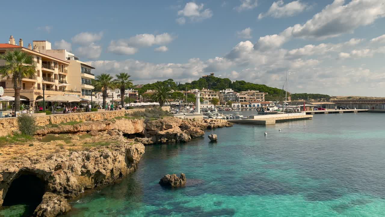 vista à beira-mar na cidade de cala ratjada, maiorca, espanha