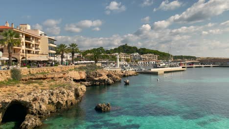 Meerblick-In-Der-Stadt-Cala-Ratjada,-Mallorca,-Spanien