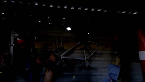 boxeadores practicando boxeo con saco de boxeo 4k
