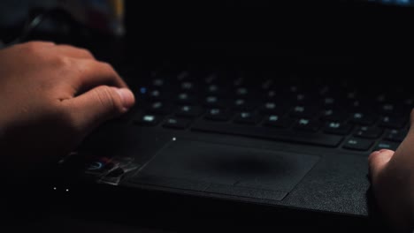 video en cámara lenta - primer plano de la mano de la mujer está escribiendo en el teclado de la computadora portátil