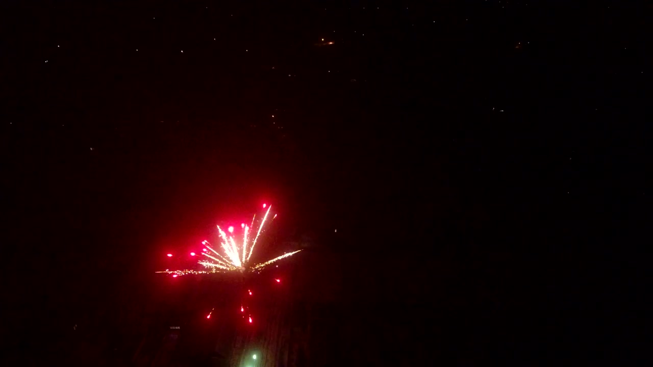 Fuochi d'artificio di Capodanno nel paese. Video a volo d'uccello del paese la notte di Capodanno