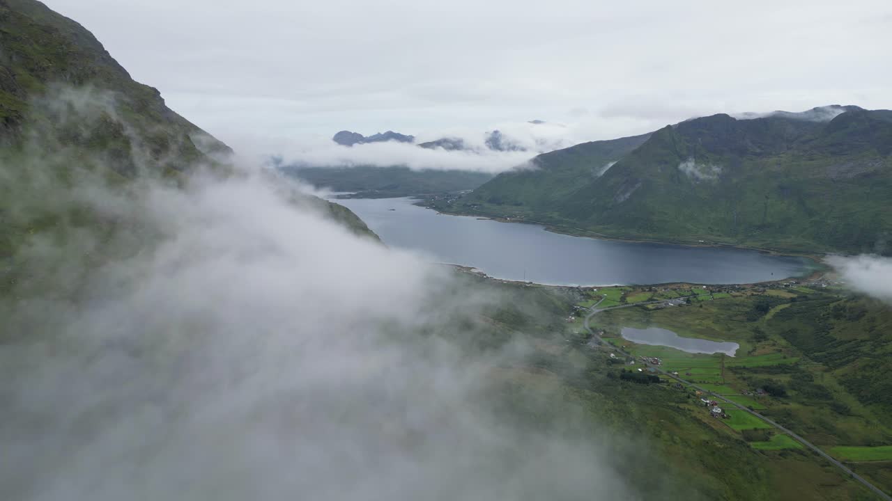 aérea sobre nubes en movimiento en fiordos y paisaje montañoso en las islas lofoten noruega - 4k