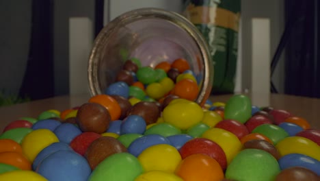 viaje de primer plano macro sobre una pila de caramelos de colores usando una nueva lente macro