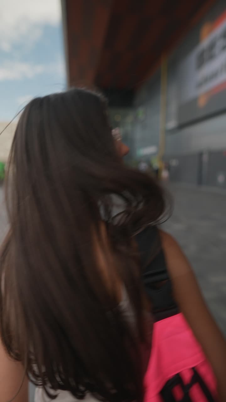 chica caminando al aire libre