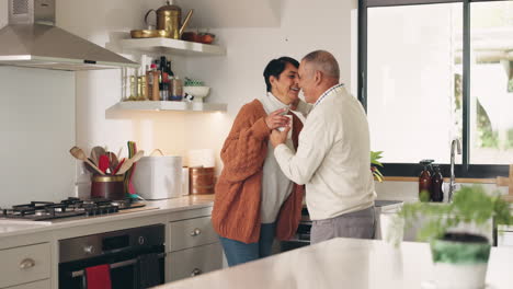 Pareja-De-Ancianos-En-Cocina,-Café-Y-Comunicación