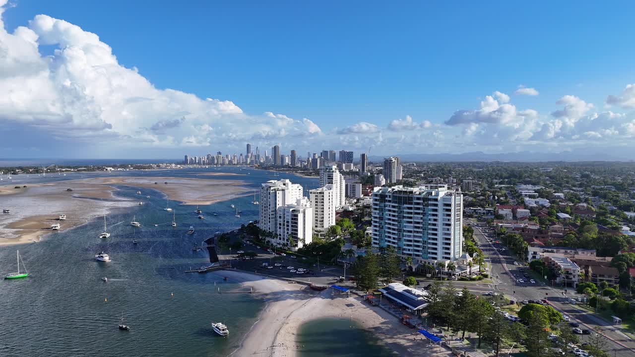 건물과 수로가 있는 경치 좋은 해안 풍경