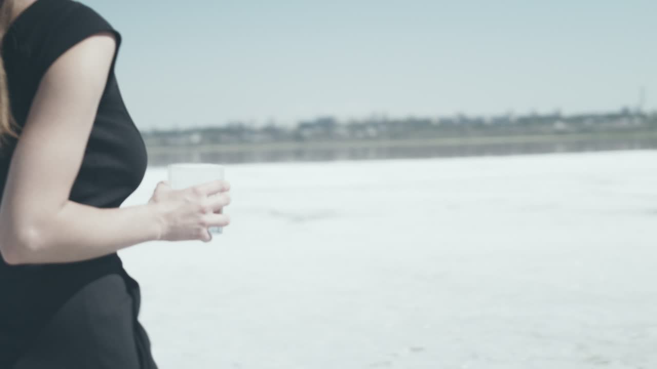 바 ⁇ 에 유리를 들고 있는 여자. 해변에 있는 여자 몸의 드레스