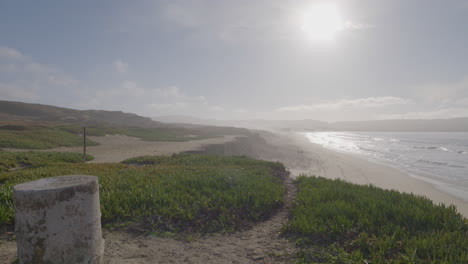 toma panorámica en cámara lenta de un día soleado en marina state beach monterey bay california