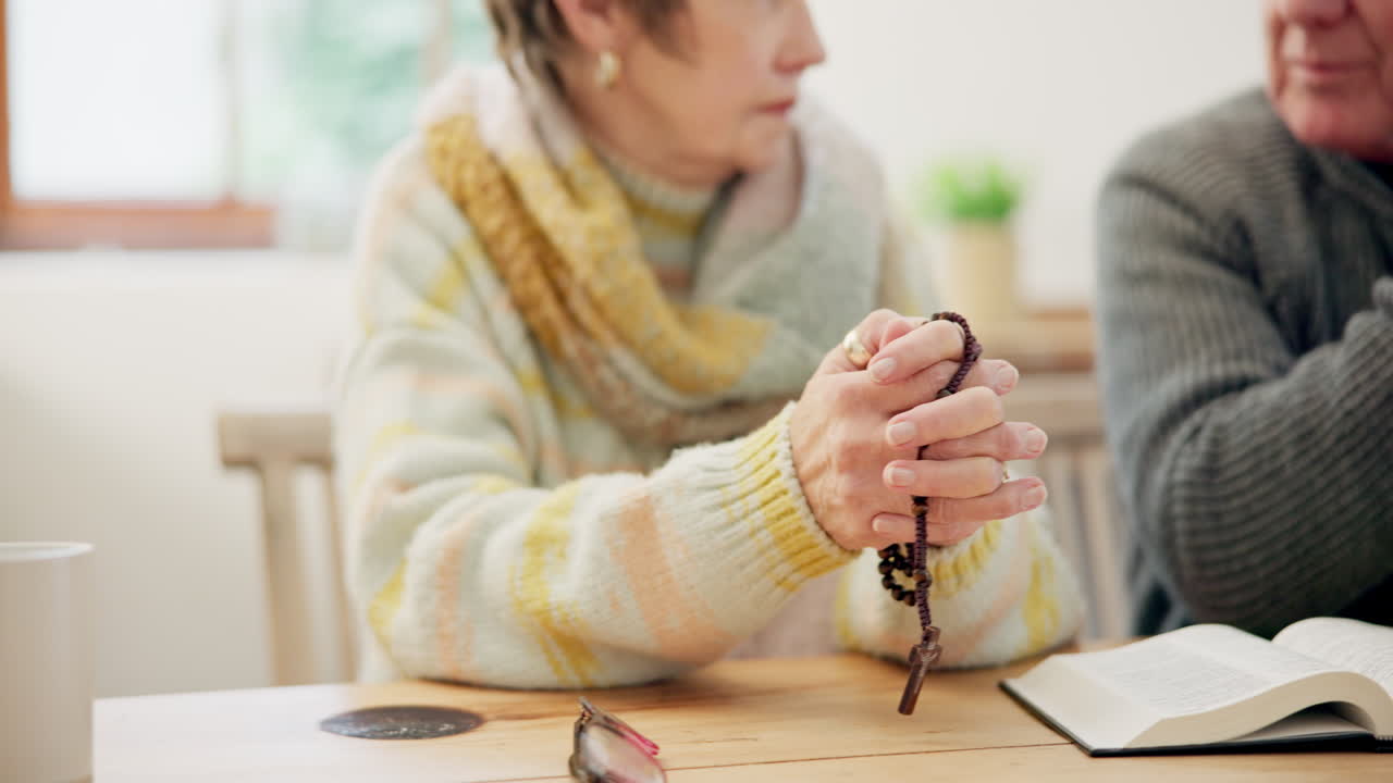 손, 성경, 그리고 신앙을 위해 기도하는 노인 부부