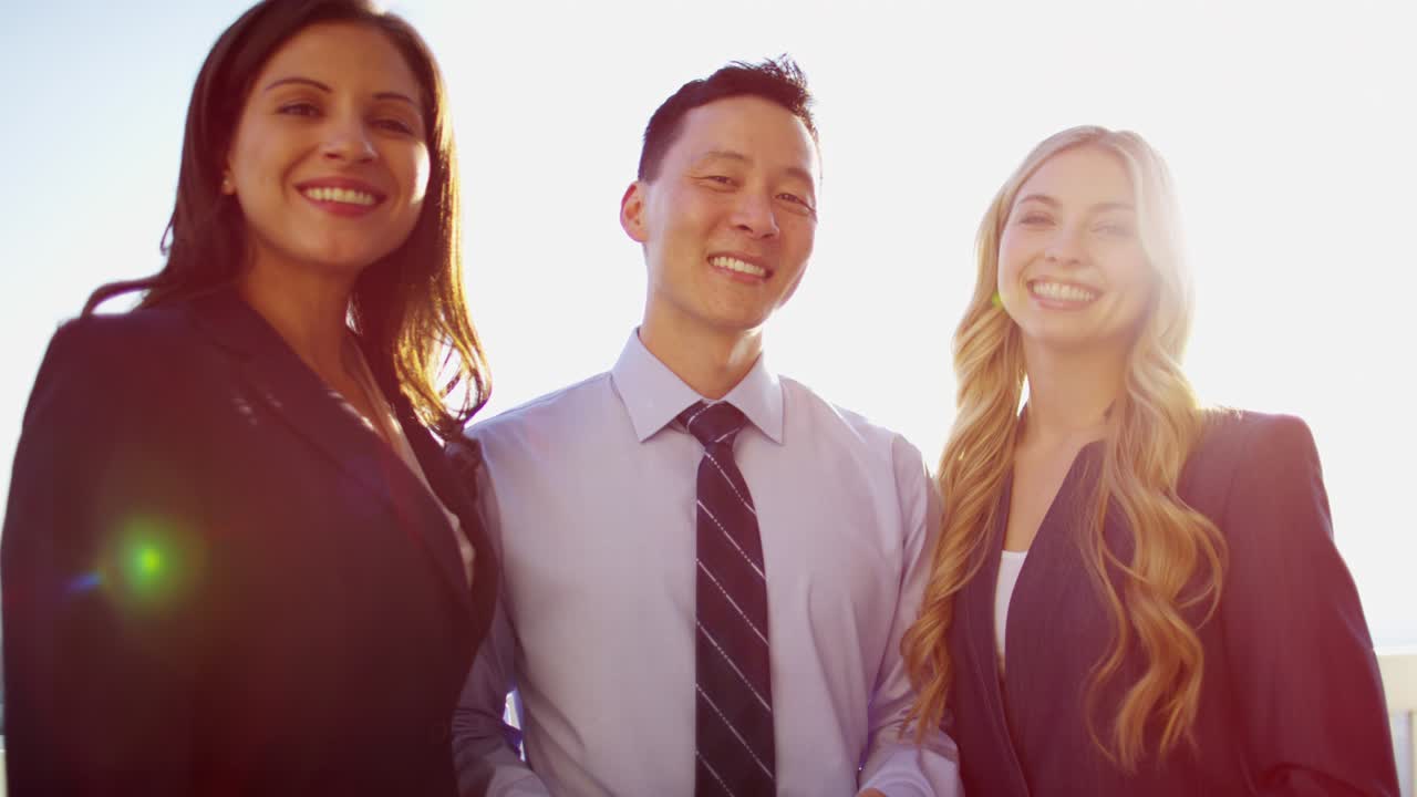 retrato de ejecutivos de negocios multiétnicos usando una tableta