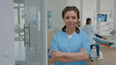 retrato de un asistente de odontología mirando a la cámara