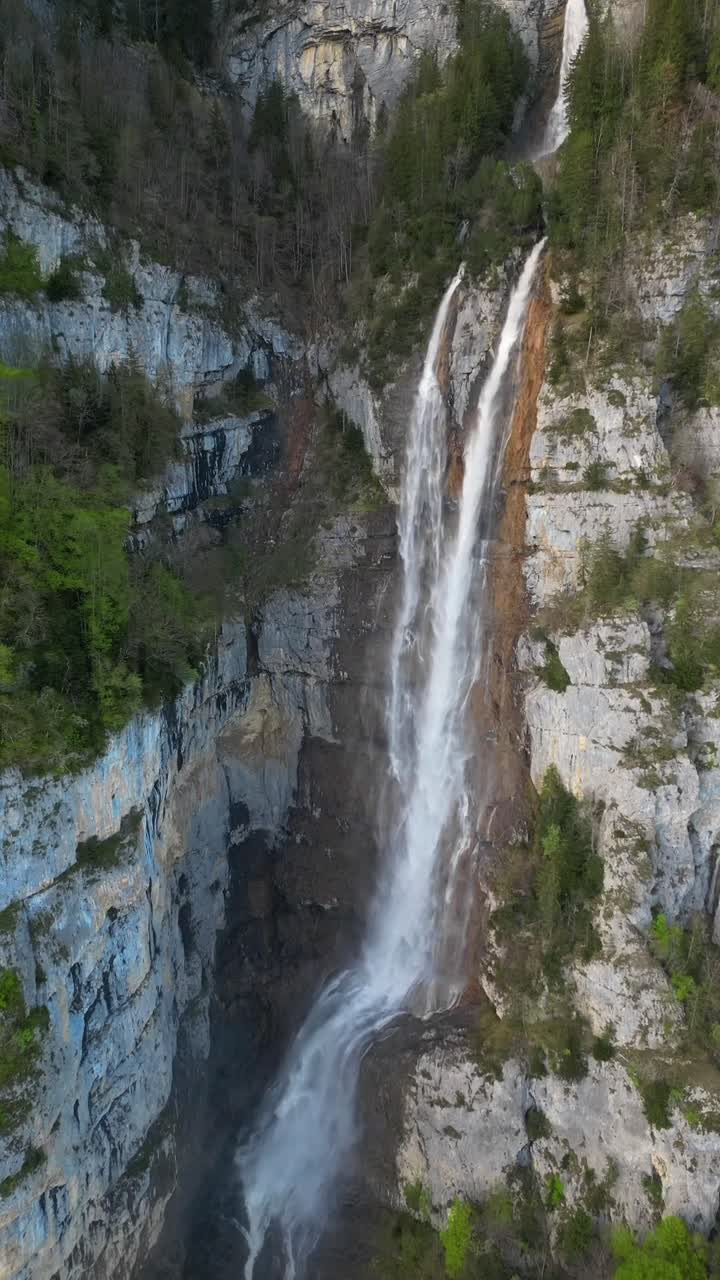 Cascate di Seerenbach Seerenbachfälle in Svizzera cascata acqua natura video verticale
