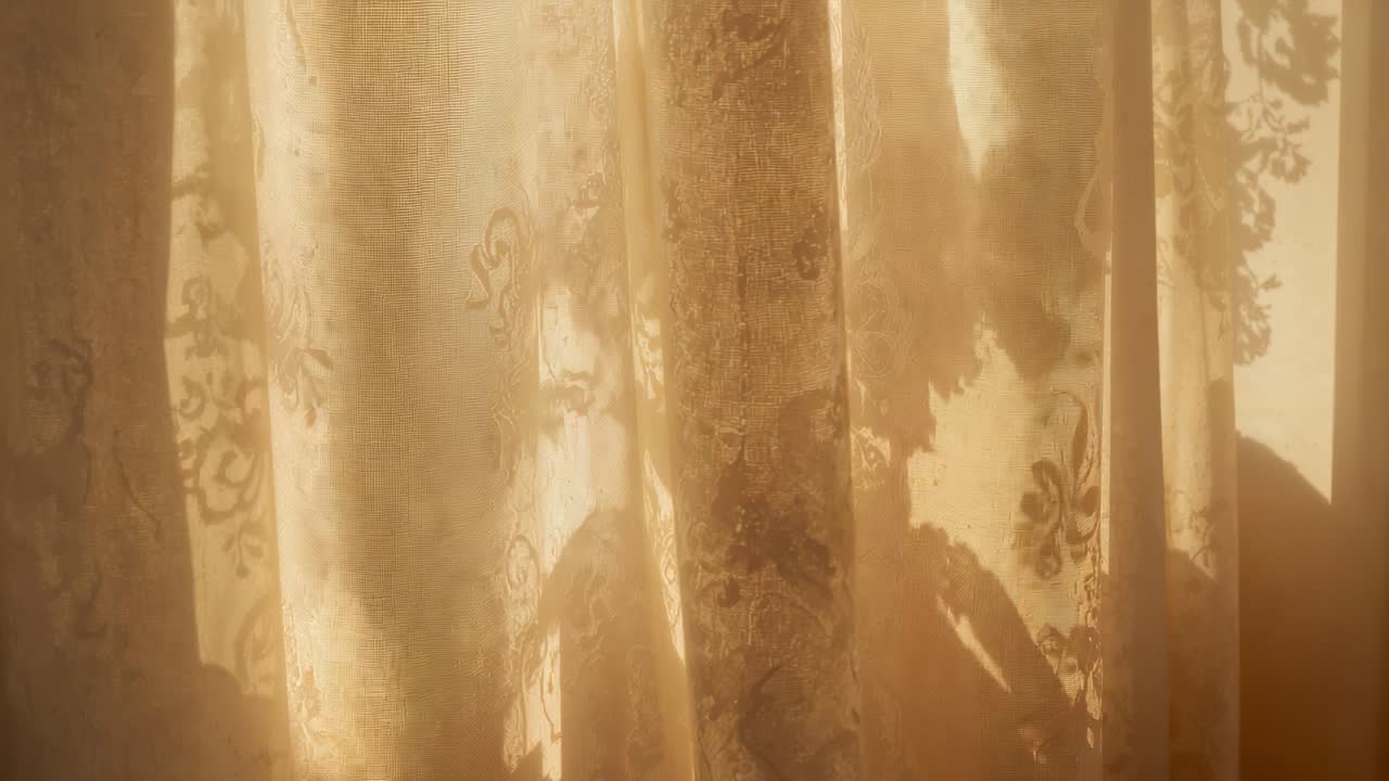 Lumière du soleil changeante, silhouette sombre se baissant derrière un rideau de dentelle à la fenêtre, révélant un motif floral
