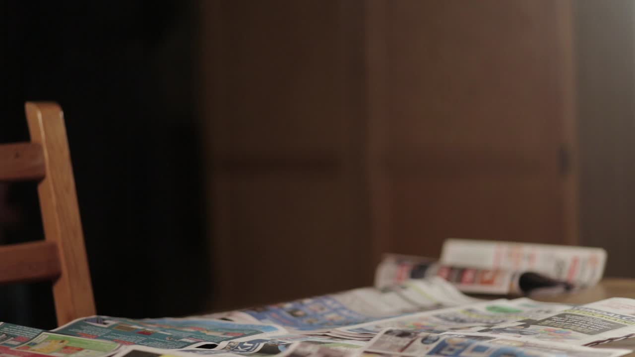 una persona agarra una calabaza en la mesa cubierta de periódicos - toma de primer plano