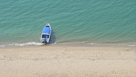 Regla-De-Los-Tercios,-Alto-ángulo-De-Un-Barco-Solitario-Amarrado-A-Lo-Largo-De-La-Costa-Arenosa