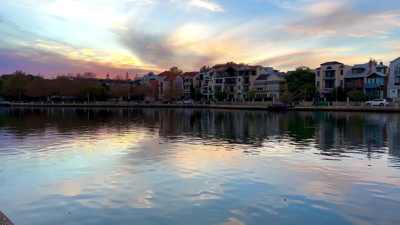 마법의 희미한 일몰 하늘 반사