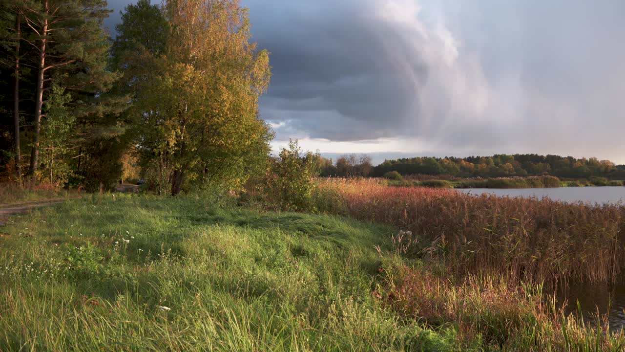 lago antes de la lluvia en otoño