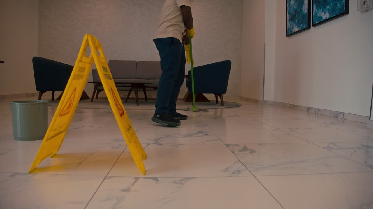 limpiador con trapeadores, limpiador con trapeador y uniforme de limpieza del piso de la sala