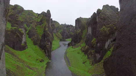 paisaje único de fjadrargljufur en islandia.