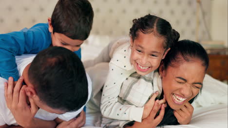 Madre,-Padre-Y-Niños-Felices-En-La-Cama