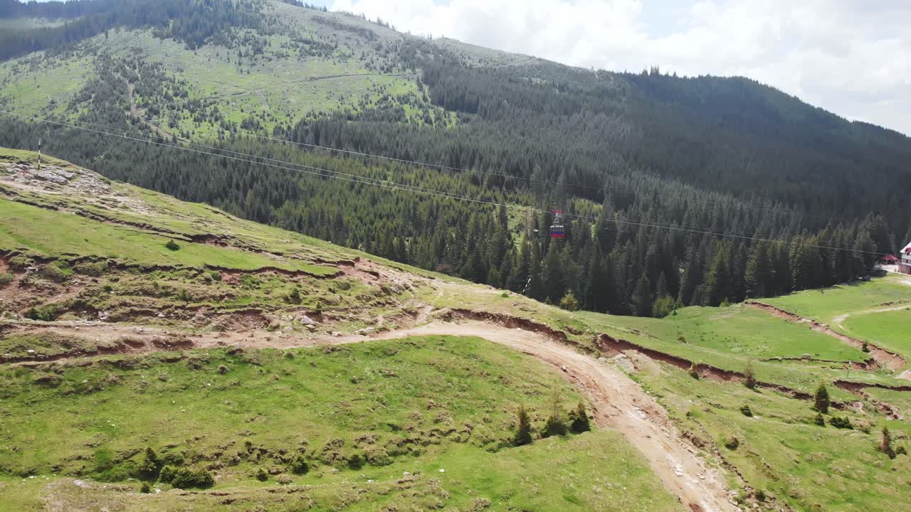 Foto aerea con drone della funivia sui Monti Bucegi, Romania