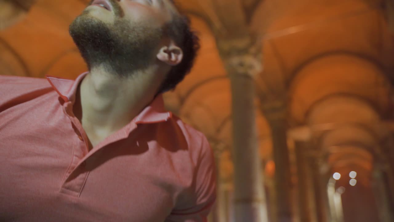 en el lugar histórico interior, el hombre mira a su alrededor.